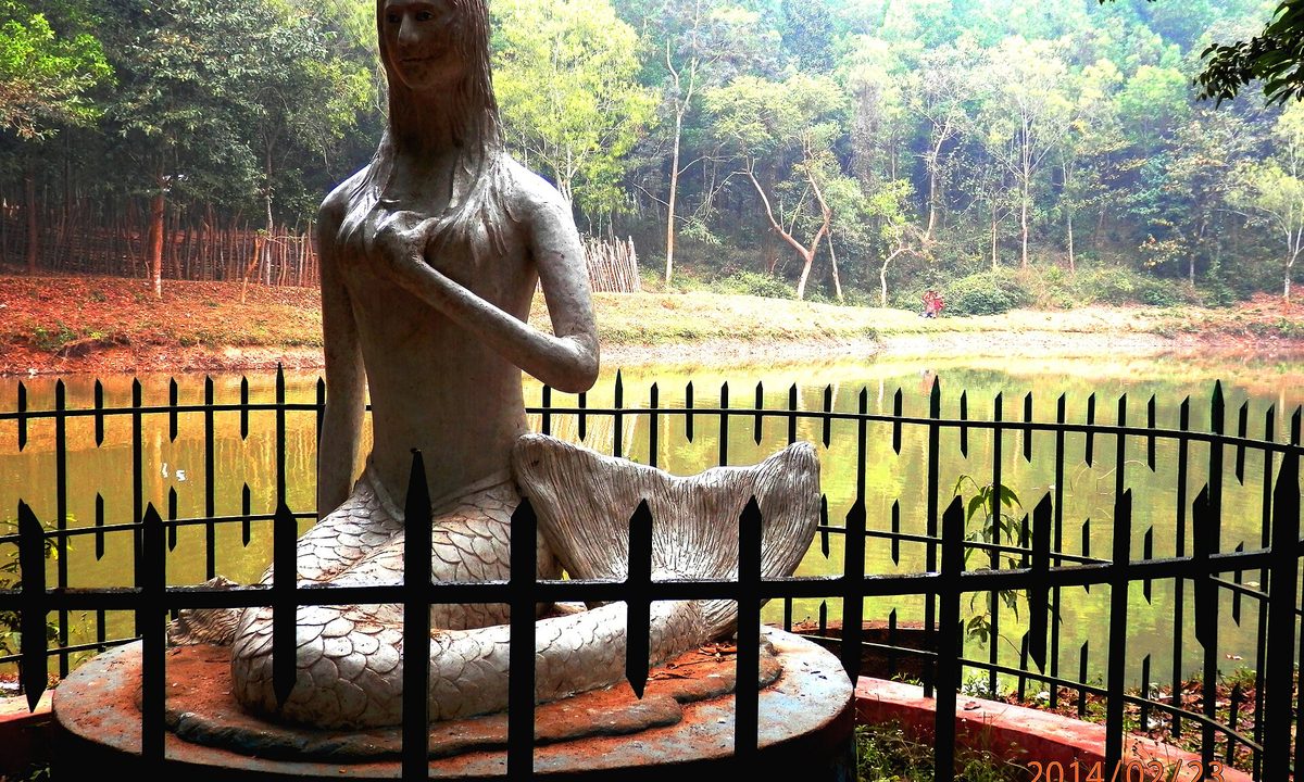মধুটিলা ইকোপার্কের লেক ও মৎস্যকন্যার ভাস্কর্য