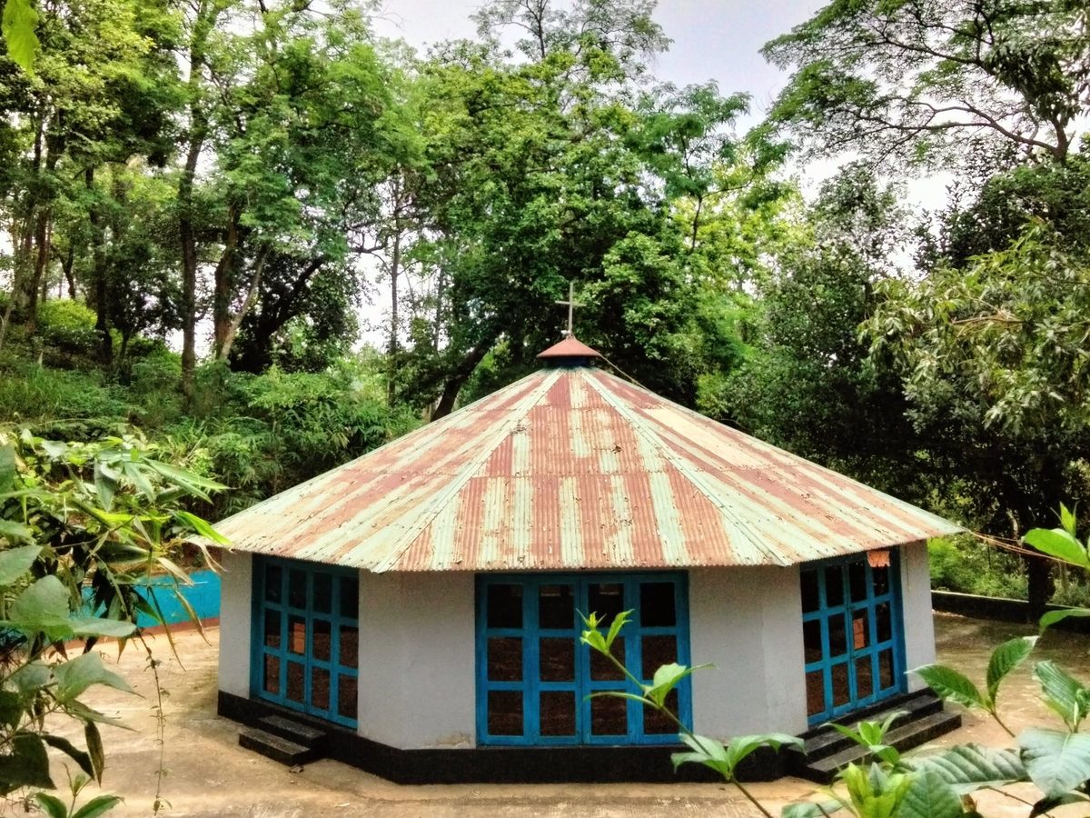 পানিহাটা-তারানি পাহাড়ের কোলে গির্জা