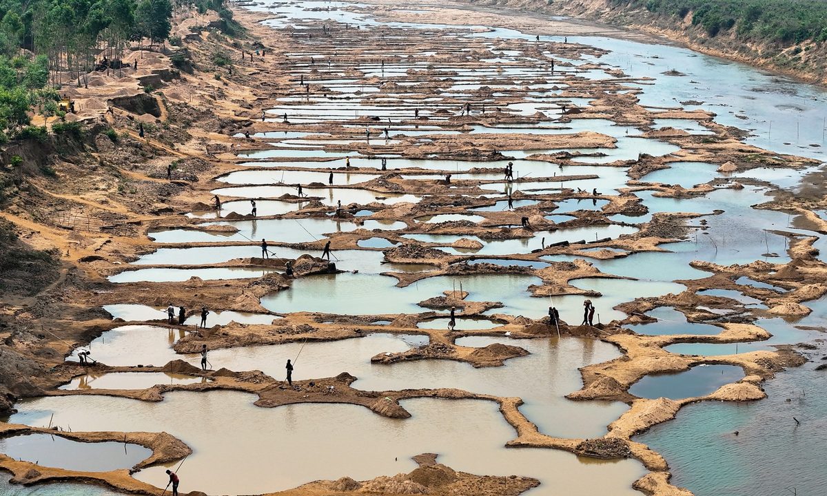 পানিহাটার কাছে ভোগাই নদীতে বালু তোলার ক্ষত