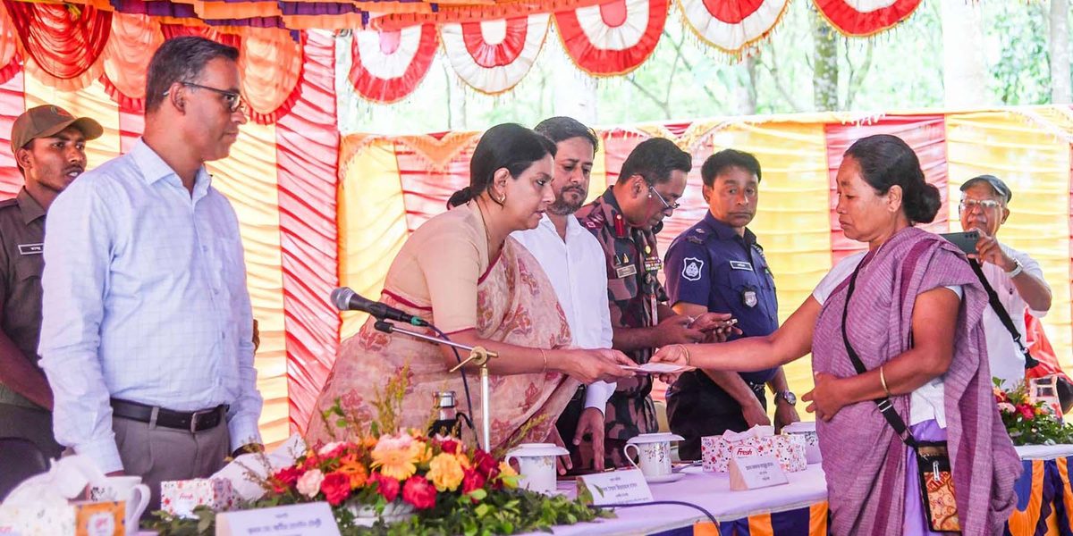 মধুটিলা ইকোপার্কে হাতির আক্রমণে ক্ষতিগ্রস্তদের ক্ষতিপূরণের চেক বিতরণ