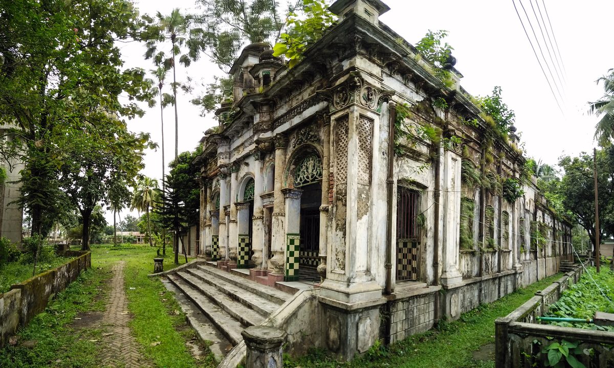 শেরপুরের পৌনে তিন আনী জমিদারবাড়ির গ্রিক রীতির স্তম্ভ
