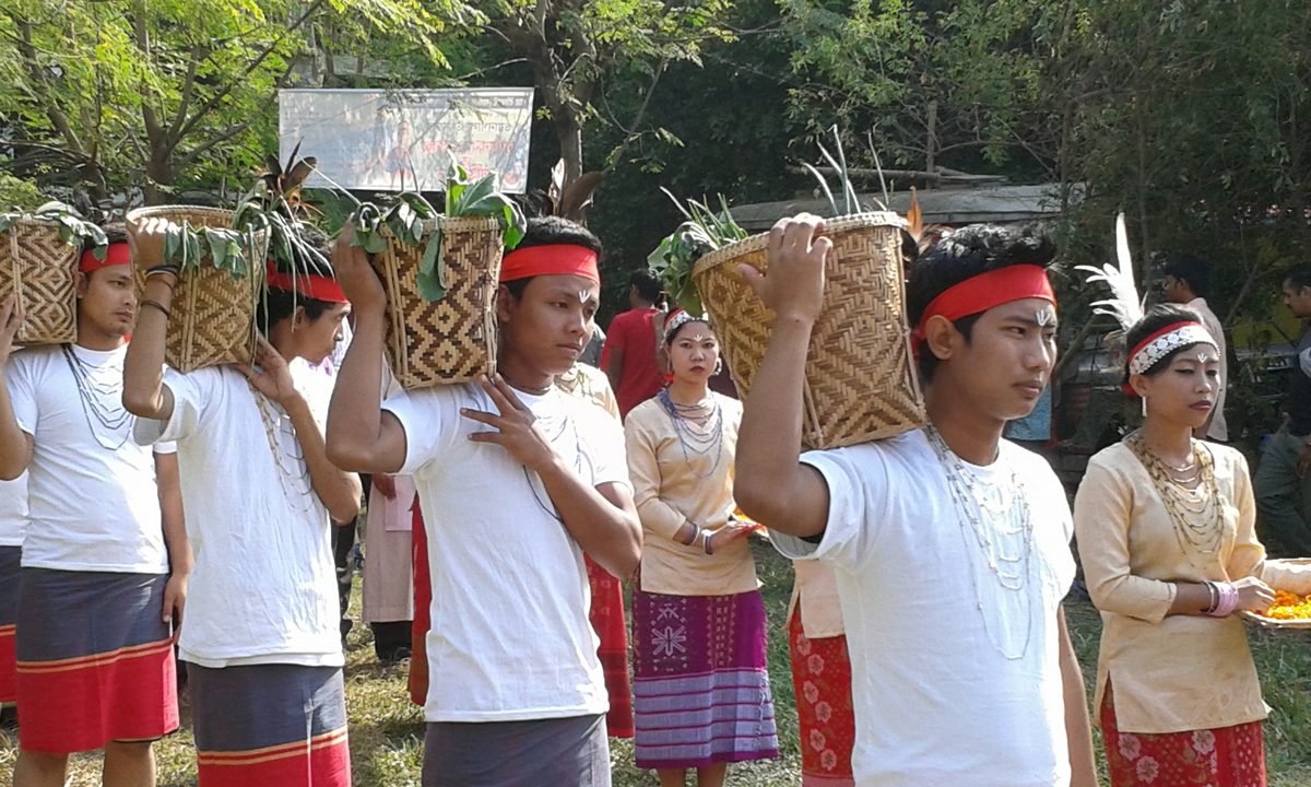 ওয়ানগালা উৎসবে ঐতিহ্যবাহী পোশাকে ফসলের ঝুড়ি মাথায় মান্দি তরুণ-তরুণীরা