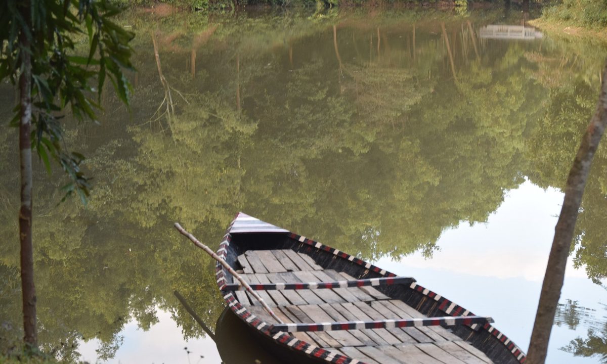 মধুটিলা ইকোপার্কের লেকে নৌকা